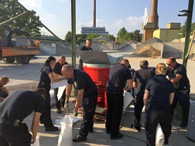 Feuerwehrkameraden aus Asperg und Walheim beim Befüllen von Sandsäcken