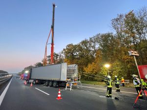 H4 - VU unkl. Lage LKW