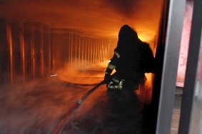 Feuerwehrmann im Brandcontainer