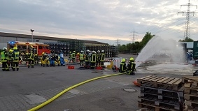 Einsatzkräfte bei der Gefahrgutübung